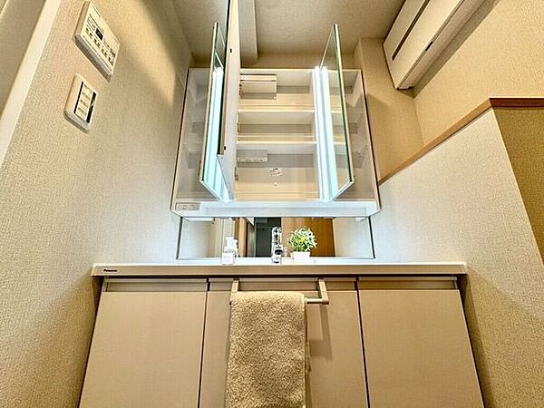 【Washroom】すっきりとしたデザインで、毎日の生活が快適に。収納も豊富な洗面所です。