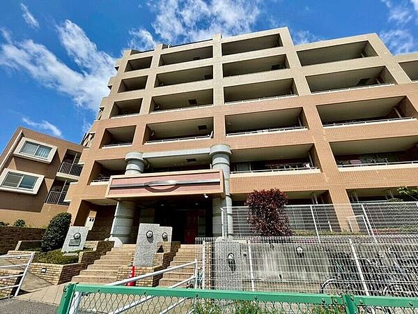 【Exterior】落ち着いた色合いの外観が街並みに馴染む、シンプルで親しみやすいマンションです。