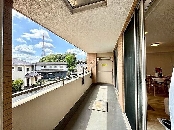 【Balcony】日当たりの良いバルコニーはお洗濯物がしっかり乾きやすく、毎日の家事にも重宝します。