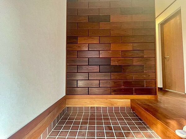 【Entrance】明るく清潔感のある玄関が、毎日の帰宅を心地よく迎えてくれます。