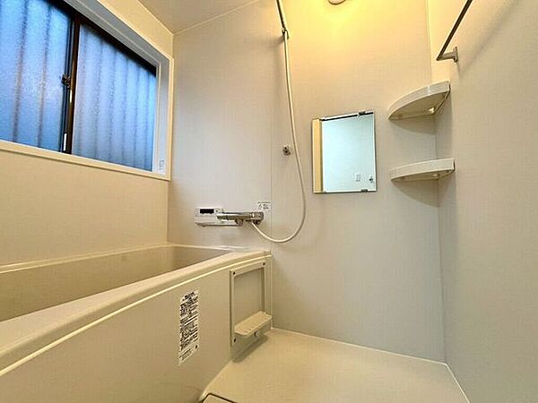 【Bathroom】お子様とのバスタイムにも十分な広さがあり、掃除も簡単にできます。