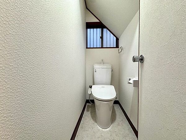 【Toilet】横向き設置で空間を有効活用。動線がスムーズで、開閉や出入りも快適なトイレです。