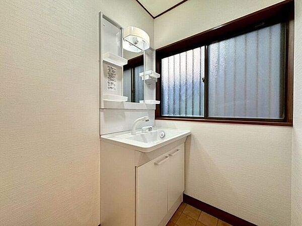 【Washroom】毎朝の準備がスムーズに。広めの洗面台と収納が使いやすい洗面所です。