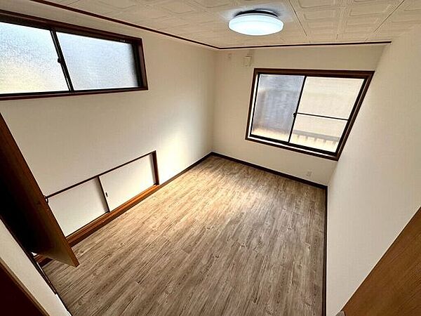 【Bedroom】ナチュラルな内装で、リラックスできる空間。寝室や書斎にも最適です。