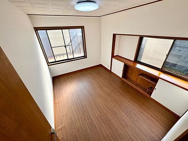 【Bedroom】ベッドとデスクを置いてもゆとりのある、使い勝手の良い広さの洋室です。