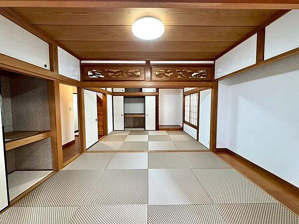 【Japanese Room】心落ち着く和室空間。客間やお子様の遊び場にも活用できます。