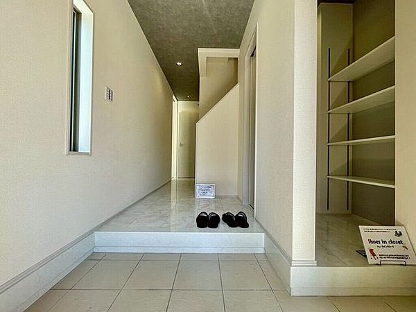 【Entrance】明るく清潔感のある玄関が、毎日の帰宅を心地よく迎えてくれます。