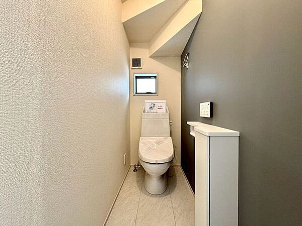 【Toilet】アクセントクロスが彩るおしゃれなトイレ空間。日常にちょっとした特別感をプラスします。