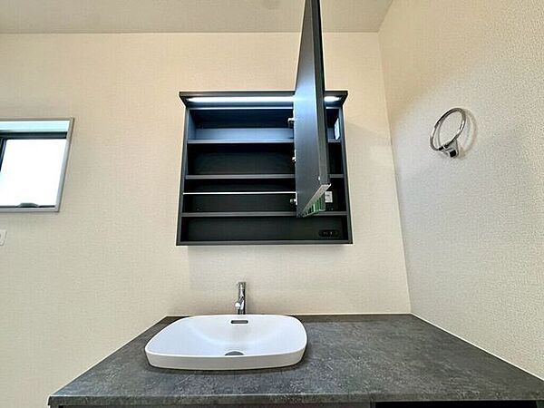 【Washroom】すっきりとしたデザインで、毎日の生活が快適に。収納も豊富な洗面所です。