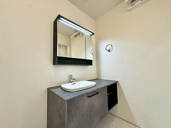 【Washroom】毎朝の準備がスムーズに。広めの洗面台と収納が使いやすい洗面所です。