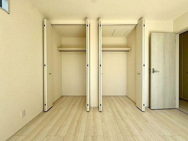 【Bedroom】クローゼット完備で収納力◎。家具の配置もしやすい機能的な洋室です。