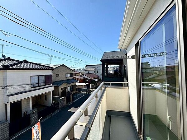 【Balcony】日当たりの良いバルコニーはお洗濯物がしっかり乾きやすく、毎日の家事にも重宝します。