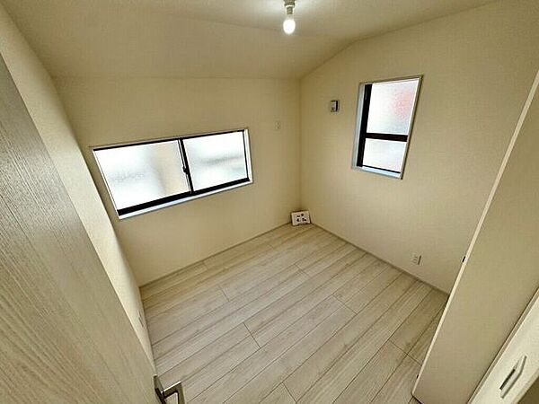 【Bedroom】ベッドとデスクを置いてもゆとりのある、使い勝手の良い広さの洋室です。