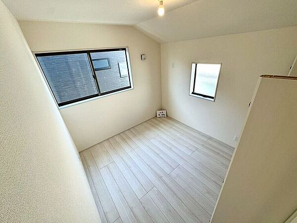 【Bedroom】明るく風通しの良い洋室。新築ならではの清潔感も魅力です。
