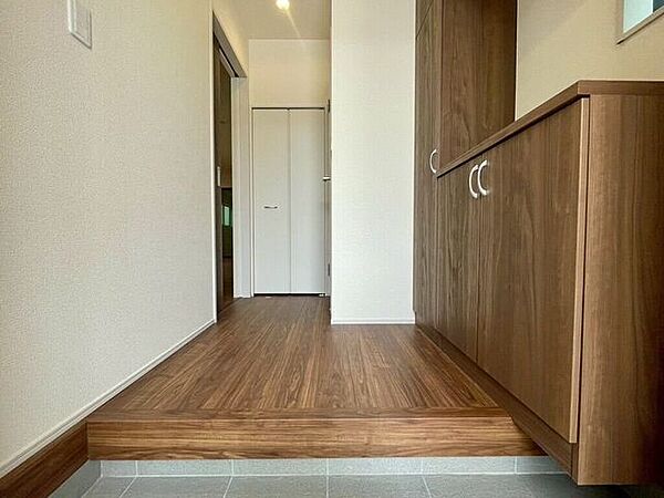 【Entrance】シューズボックス完備の玄関で、靴や小物もスッキリ収納できます。