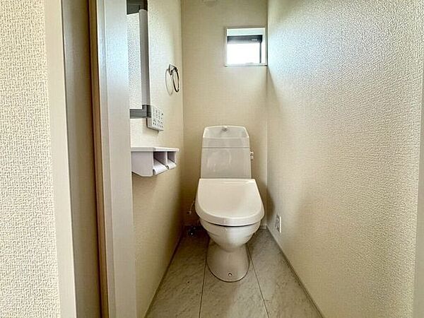 【Toilet】清潔感があり、落ち着いたデザインのトイレ。家族みんなが快適に使えます。