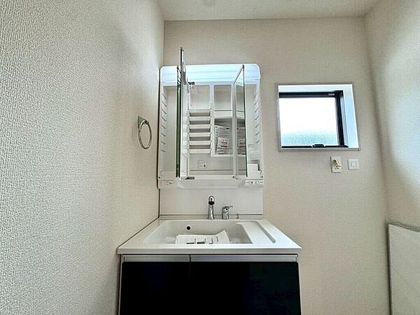 【Washroom】すっきりとしたデザインで、毎日の生活が快適に。収納も豊富な洗面所です。