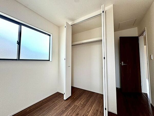 【Bedroom】クローゼット完備で収納力◎。家具の配置もしやすい機能的な洋室です。