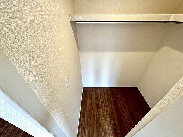 【WIC】広々としたウォークインクローゼットで、衣類や小物をすっきり収納できます。