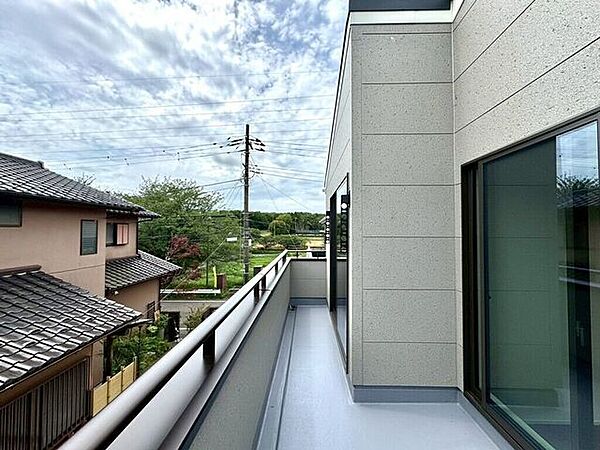 【Balcony】日当たりの良いバルコニーはお洗濯物がしっかり乾きやすく、毎日の家事にも重宝します。