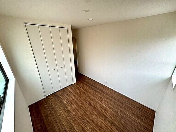 【Bedroom】ナチュラルな内装で、リラックスできる空間。寝室や書斎にも最適です。