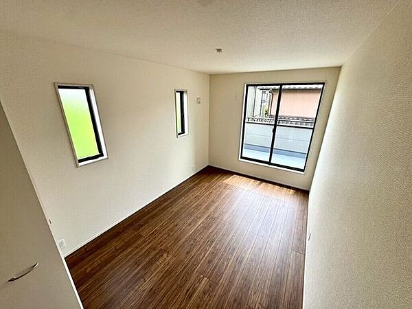 【Bedroom】ベッドとデスクを置いてもゆとりのある、使い勝手の良い広さの洋室です。