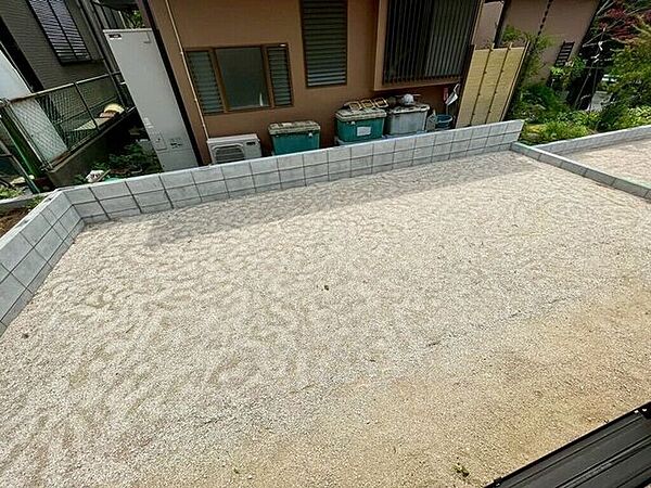 【Exterior】お部屋から直接出られるお庭付き。ガーデニングやくつろぎ空間に◎