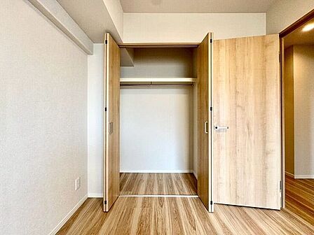【Bedroom】クローゼット完備で収納力◎。家具の配置もしやすい機能的な洋室です。