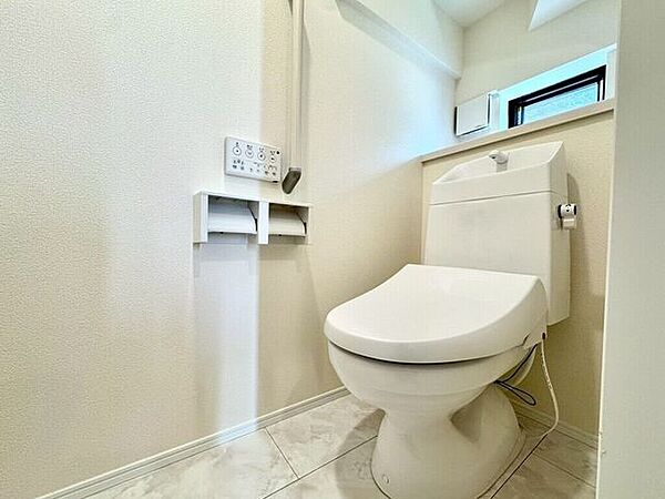 【Toilet】清潔感があり、落ち着いたデザインのトイレ。家族みんなが快適に使えます。