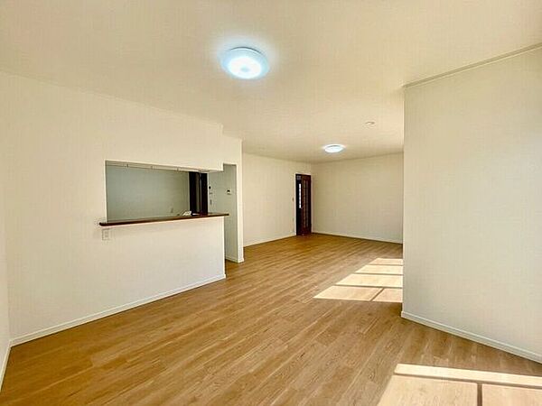 【Dining】食事を楽しむだけでなく、家族との会話が弾むダイニング。心地よい時間を演出します。