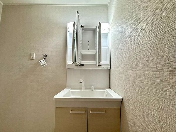 【Washroom】毎朝の準備がスムーズに。広めの洗面台と収納が使いやすい洗面所です。