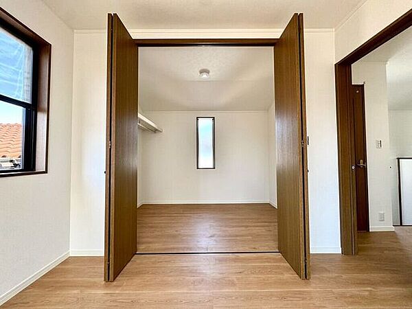 【Bedroom】クローゼット完備で収納力◎。家具の配置もしやすい機能的な洋室です。