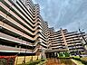外観：【Exterior】落ち着いた色合いの外観が街並みに馴染む、シンプルで親しみやすいマンションです。