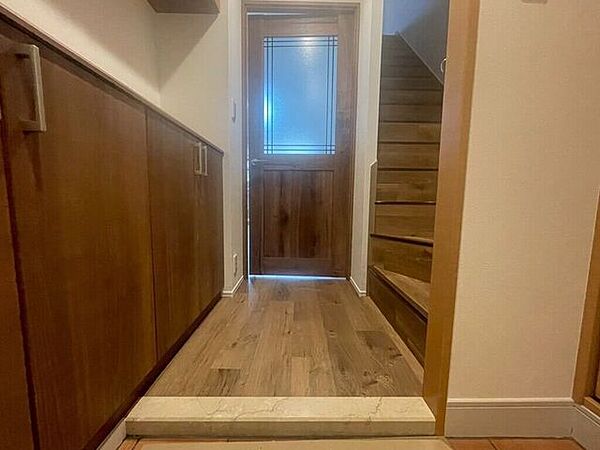 【Entrance】シューズボックス完備の玄関で、靴や小物もスッキリ収納できます。