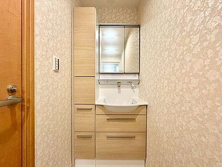 【Washroom】毎朝の準備がスムーズに。広めの洗面台と収納が使いやすい洗面所です。