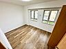 洋室：【Bedroom】ナチュラルな内装で、リラックスできる空間。寝室や書斎にも最適です。