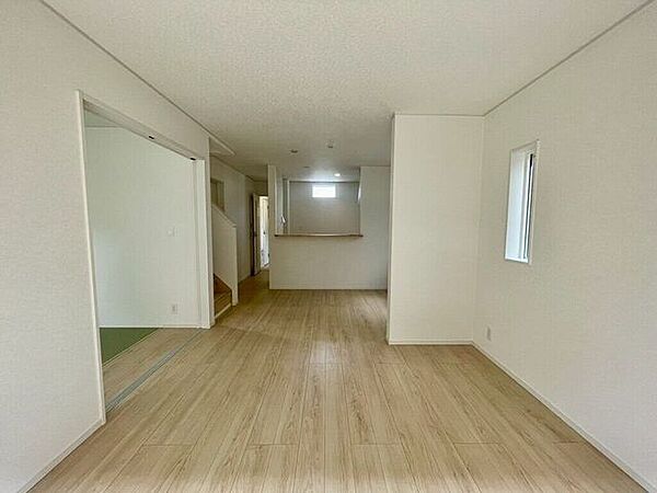 【Living】広々としたリビングは、大きな窓から自然光が差し込む温かな空間です。