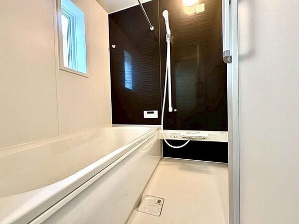 【Bathroom】お子様とのバスタイムにも十分な広さがあり、掃除も簡単にできます。