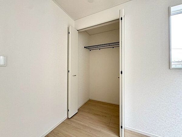 【Bedroom】洋室には収納力のあるクローゼット付き。衣類や荷物もすっきり収まります。