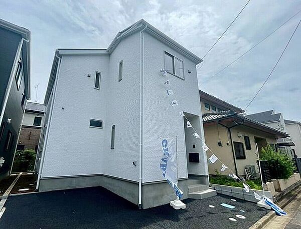 【Exterior】ゆとりのある駐車スペース付きで、車の出し入れもスムーズに行えます。
