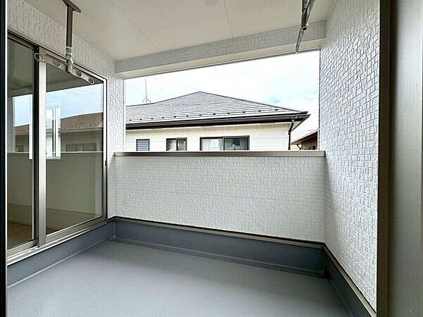 【Balcony】日当たりの良いバルコニーはお洗濯物がしっかり乾きやすく、毎日の家事にも重宝します。