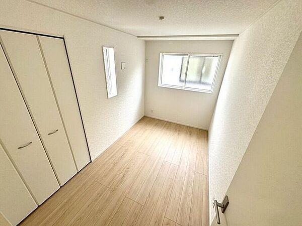 【Bedroom】ナチュラルな内装で、リラックスできる空間。寝室や書斎にも最適です。