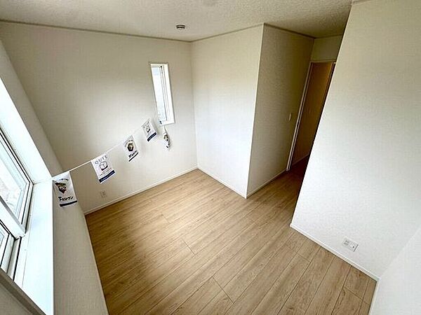 【Bedroom】ナチュラルな内装で、リラックスできる空間。寝室や書斎にも最適です。
