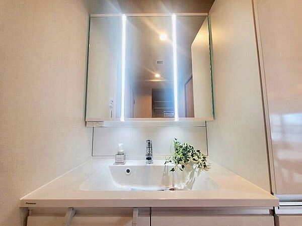 【Washroom】毎朝の準備がスムーズに。広めの洗面台と収納が使いやすい洗面所です。