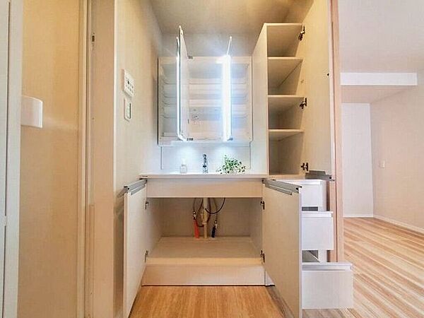 【Washroom】壁付け水栓で、カウンターまわりが汚れにくくお手入れも簡単です。