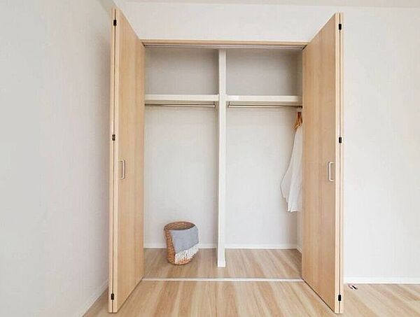 【Bedroom】クローゼット完備で収納力◎。家具の配置もしやすい機能的な洋室です。