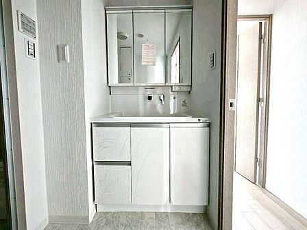 【Washroom】毎朝の準備がスムーズに。広めの洗面台と収納が使いやすい洗面所です。