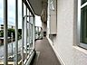 バルコニー：【Balcony】日当たりの良いバルコニーはお洗濯物がしっかり乾きやすく、毎日の家事にも重宝します。