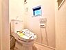 トイレ：【Toilet】清潔感があり、落ち着いたデザインのトイレ。家族みんなが快適に使えます。