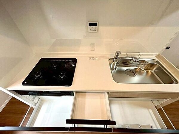 【kitchen】大きなカウンターと十分な収納で、日々の料理が快適に進みます。